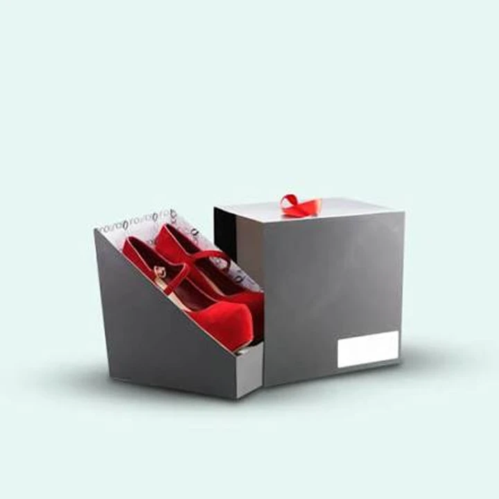 Sturdy apparel gift box with fitted lid