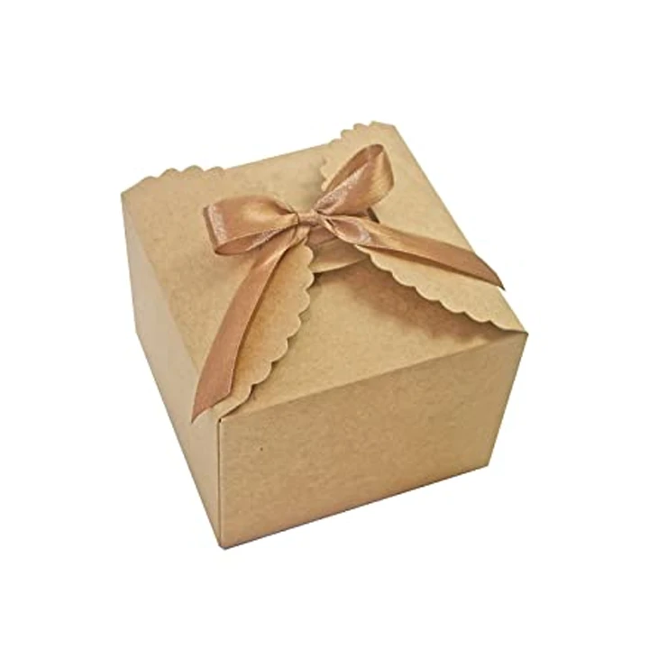 Small gift box with compact design