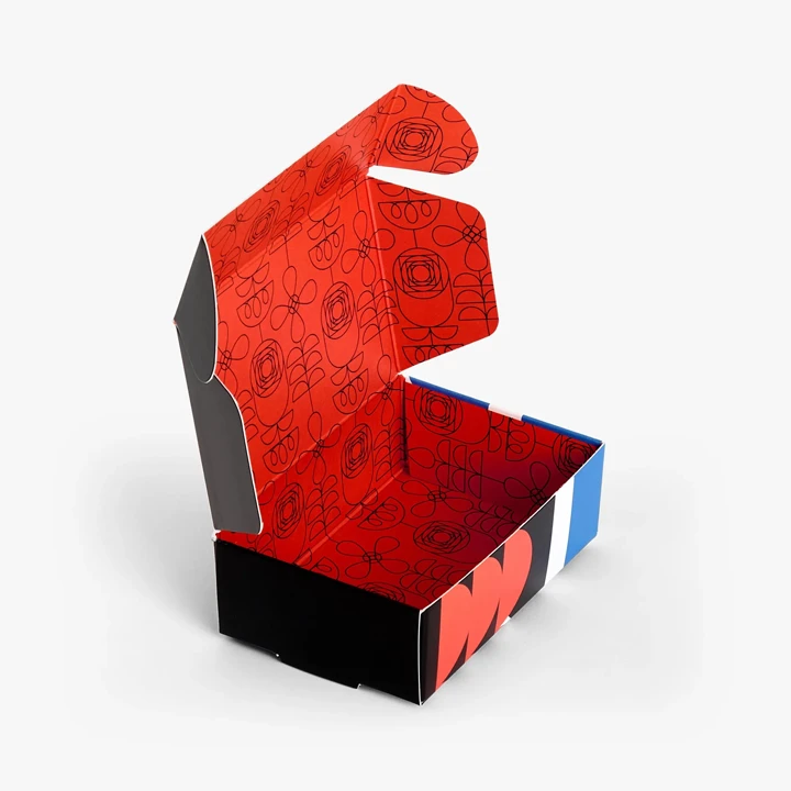 Roll end box with front tuck closure